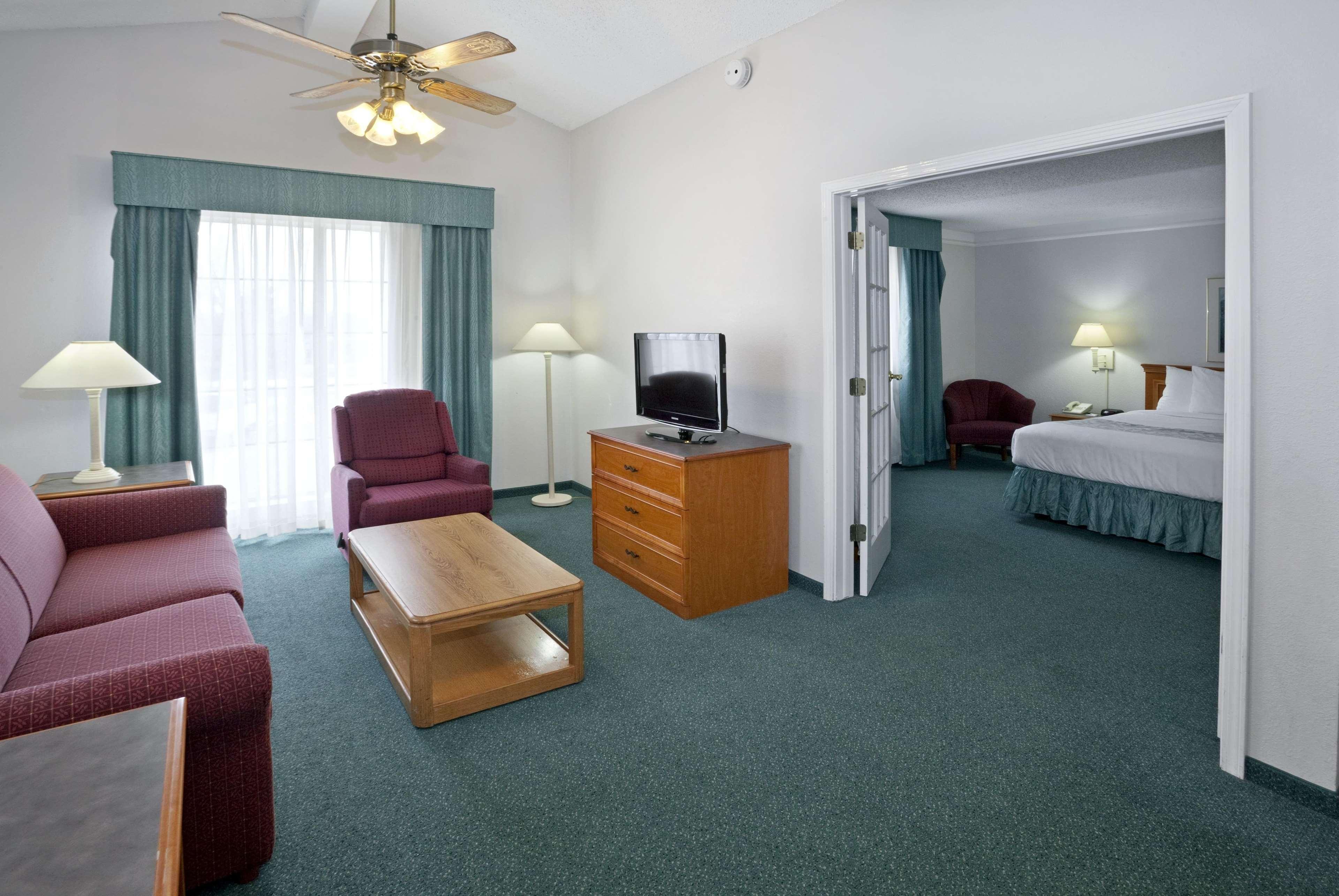 La Quinta Inn By Wyndham Omaha West Exterior photo