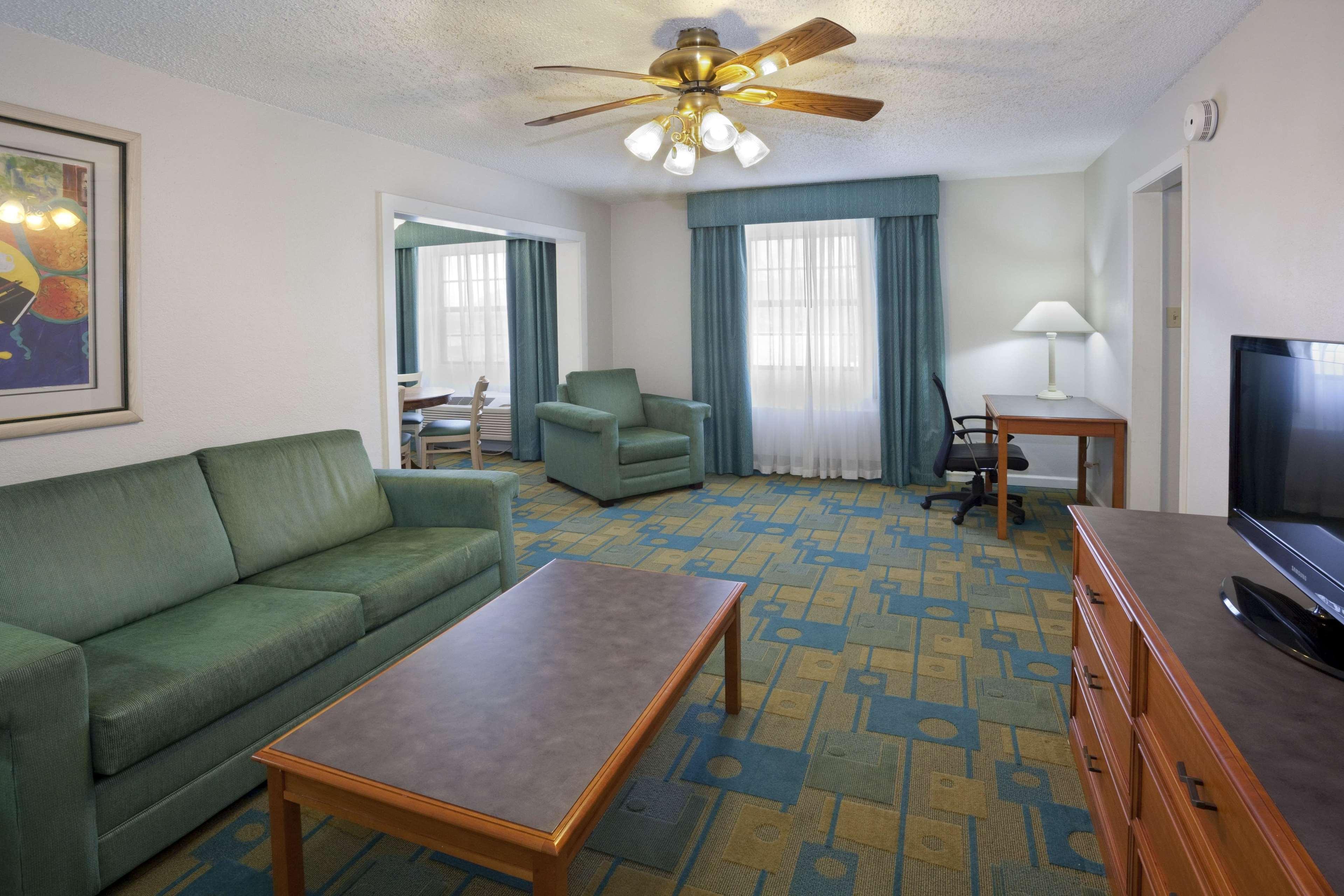 La Quinta Inn By Wyndham Omaha West Exterior photo