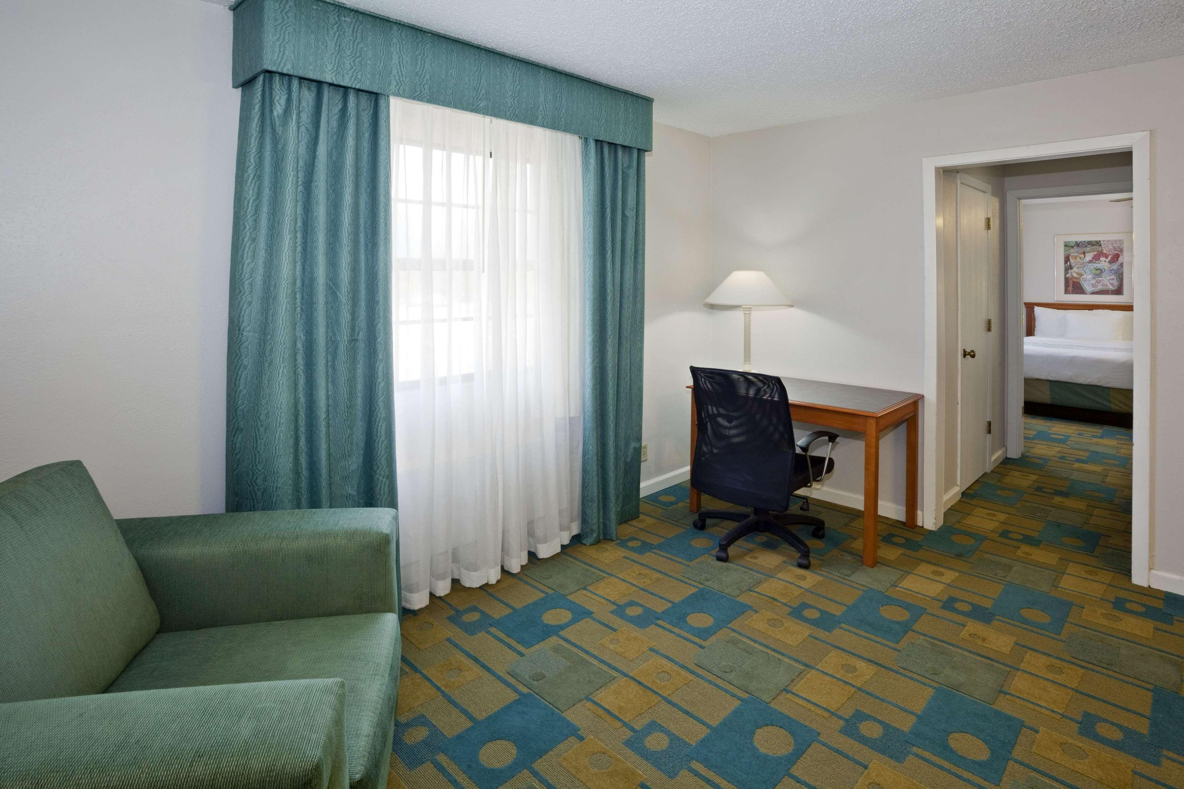 La Quinta Inn By Wyndham Omaha West Exterior photo