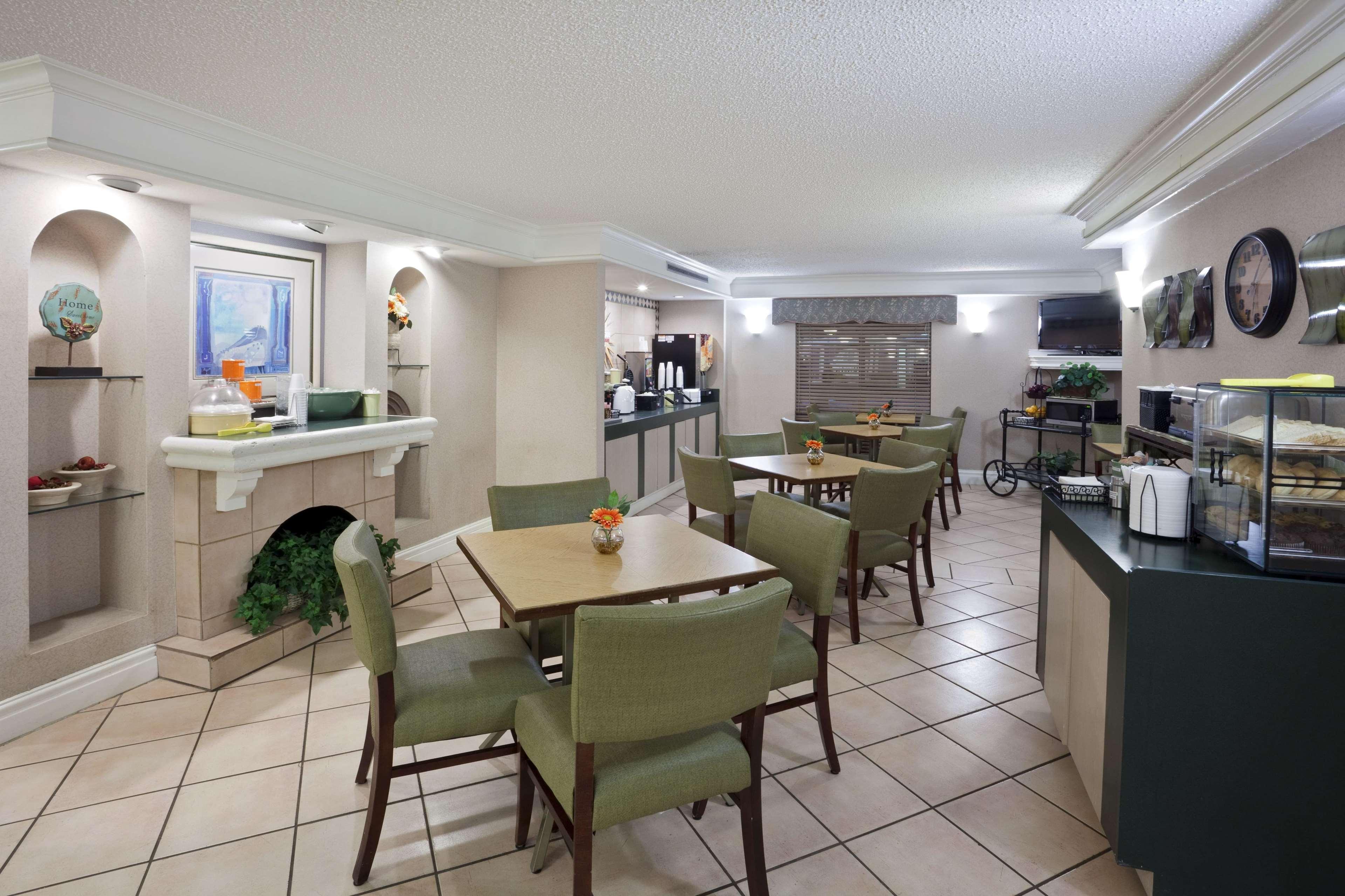 La Quinta Inn By Wyndham Omaha West Exterior photo