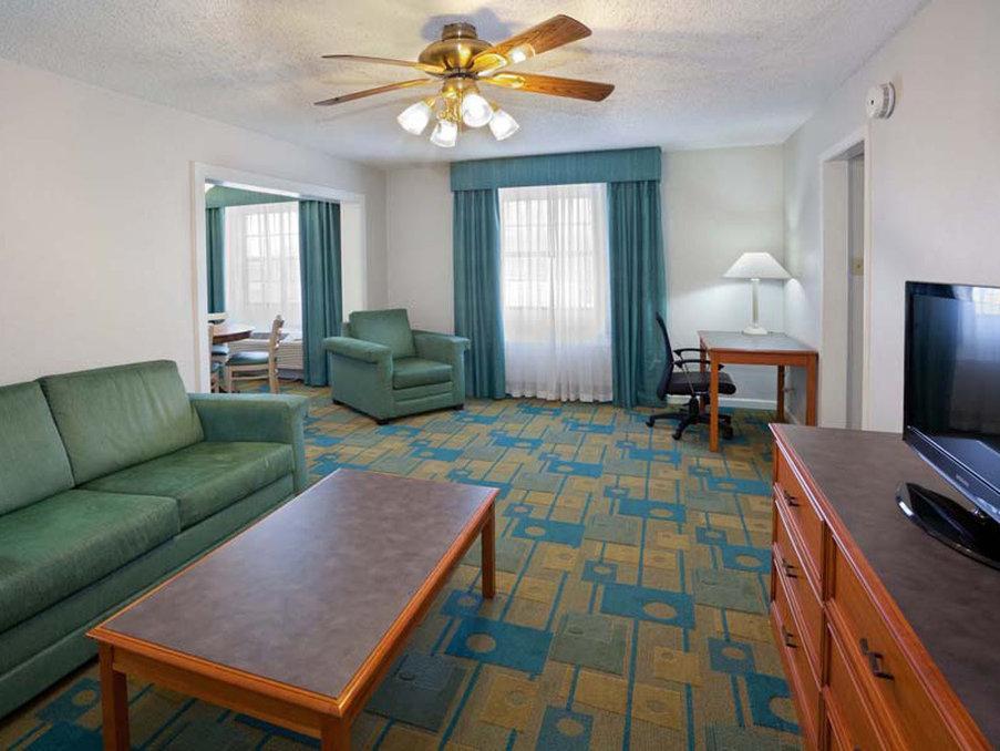 La Quinta Inn By Wyndham Omaha West Exterior photo